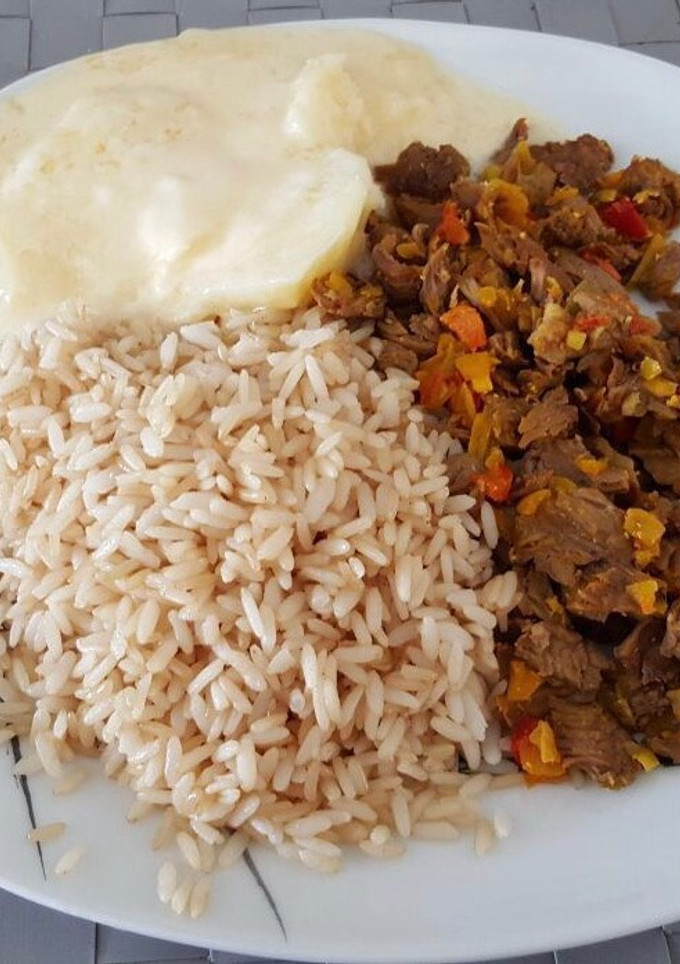 Una foto de Arroz integral, patata gratinada, carne mechada