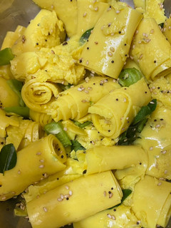ખાંડવી (Khandvi Recipe In Gujarati) રેસીપી મુખ્ય ફોટો