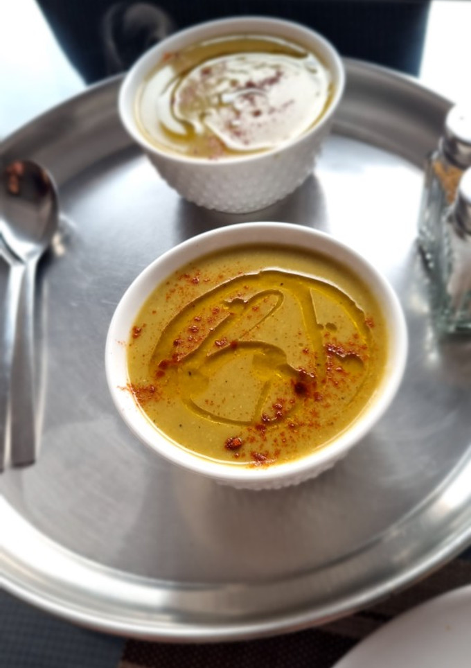 Una foto de Crema de habas y guisantes secos (bissara)