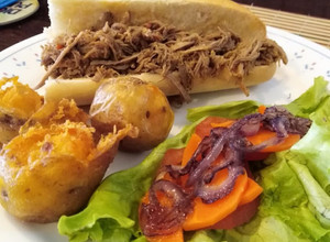 Una foto de Sándwich de Carne desmechada (Philadelphia Steak) con guarnición