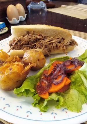 Una foto de Sándwich de Carne desmechada (Philadelphia Steak) con guarnición