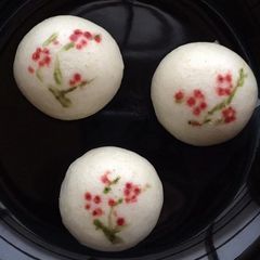 A picture of Wagashi "Komug-Manju" Ume (Plum flower).