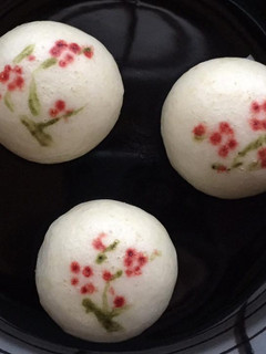 A picture of Wagashi "Komug-Manju" Ume (Plum flower).