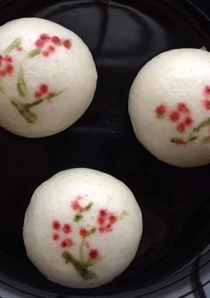 A picture of Wagashi "Komug-Manju" Ume (Plum flower).