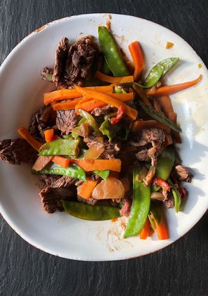 Une photo de Wok de boeuf à la thaï