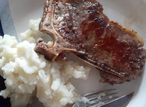 Una foto de Chuletas con puré