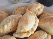 Una foto de empanada de carne jugosas