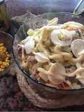 Ensalada de verdura, mayonesa, huevos y pollo