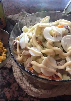 Una foto de Ensalada de verdura, mayonesa, huevos y pollo