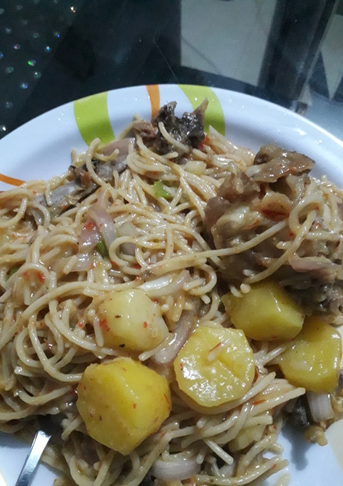A picture of Jollof spaghetti.