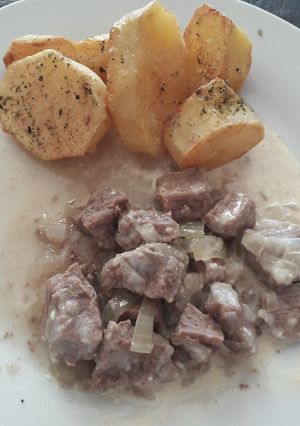 Una foto de Lomo a la crema de mostaza con papas al horno