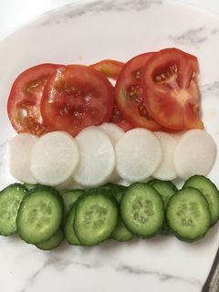 तिरंगा सलाद (Tiranga salad recipe in Hindi) रेसिपी मुख्य फोटो