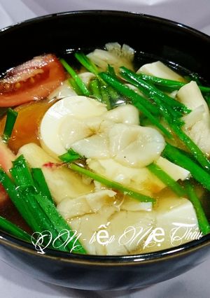 Hình của món Canh nấm bào ngư nấu hẹ đậu hũ chay.
