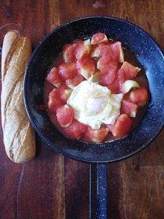 Una foto de Huevos fritos con patatas y salsa de tomate casera