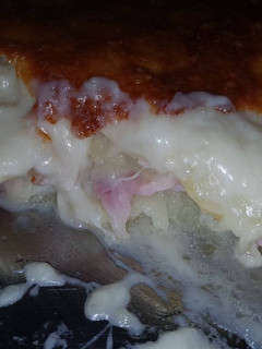 Una foto de Pastel de patata, queso y lacón, con bechamel al horno😋🍽