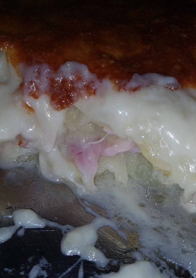 Una foto de Pastel de patata, queso y lacón, con bechamel al horno😋🍽