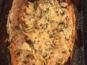Una foto de corvina al horno con queso