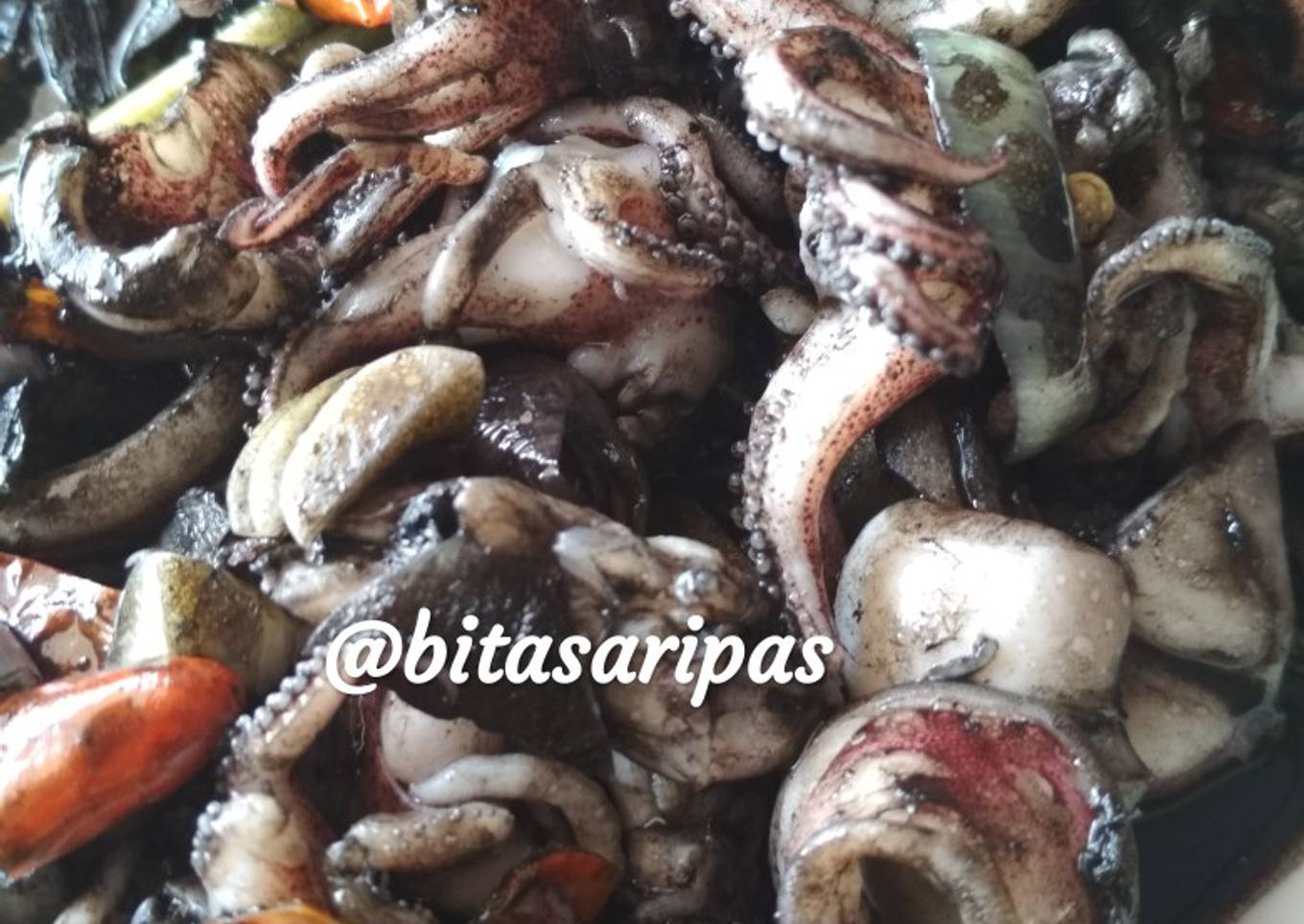 Cumi dengan bumbu hitam