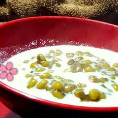 A picture of Bubur kacang ijo.
