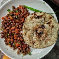 A picture of Chana ghughni.