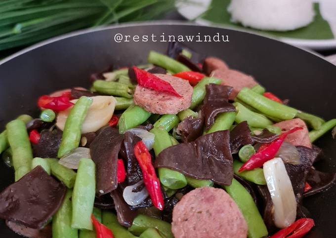 Wajib coba! Resep praktis buat Tumis Buncis, Jamur Kuping Dan Sosis  sesuai selera