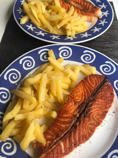 Una foto de Salmón a la plancha con patatas