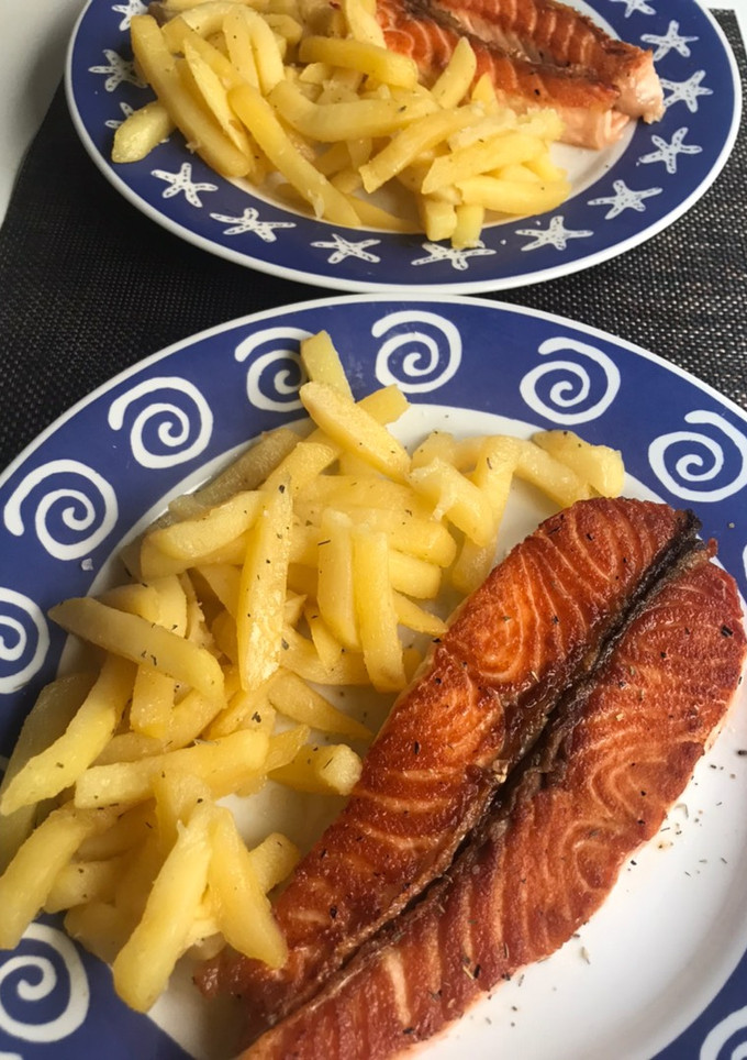 Una foto de Salmón a la plancha con patatas