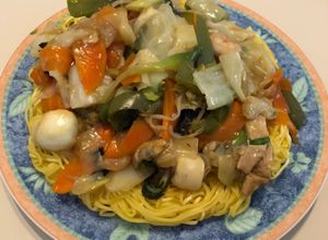 Una foto de Fideos fritos con abundante salsa　Japonés ANCAQUE - YAQUISOBA 🇺🇾🇯🇵あんかけ焼きそば