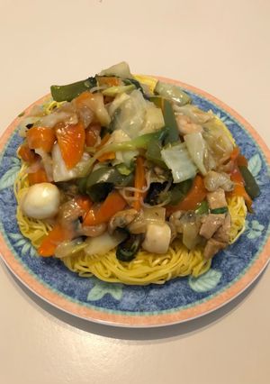 Una foto de Fideos fritos con abundante salsa　Japonés ANCAQUE - YAQUISOBA 🇺🇾🇯🇵あんかけ焼きそば
