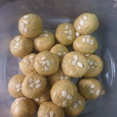 A picture of Besan k laddoo.