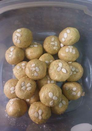A picture of Besan k laddoo.