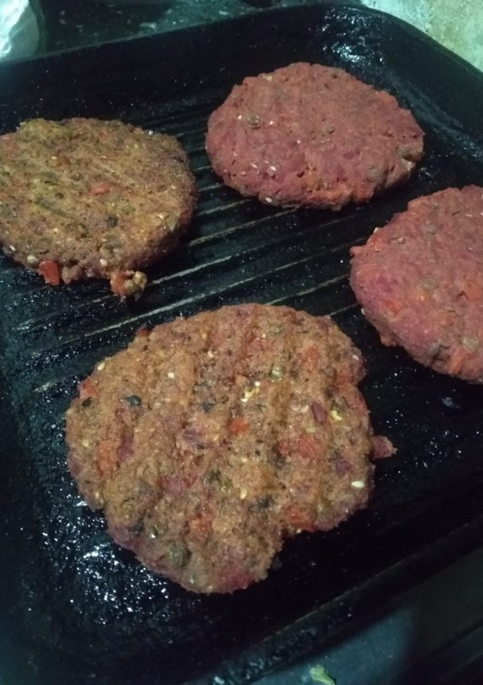 Una foto de Hamburguesas vegan de lenteja y remolacha