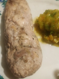 Una foto de Mini Arrollado de pollo con puré de zapallito y cabutia