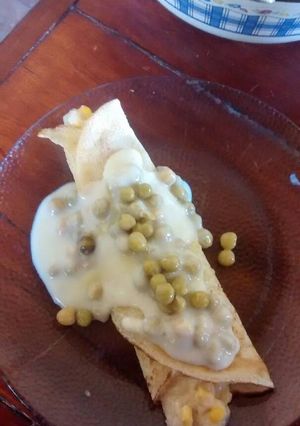 Una foto de Panqueque de choclo y queso y salsa blanca