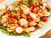Una foto de ensalada de rabanitos y rucula