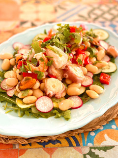 Una foto de Ensalada de salpicón con alubia blanca