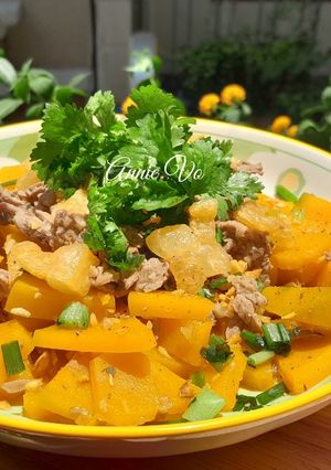 Hình của món Bí đỏ xào bò tóp mỡ.