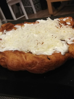 Strandos Sajtos-tejfölös lángos recept fotója