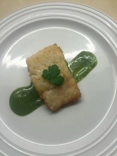 Una foto de Bacalao con crema de espinacas