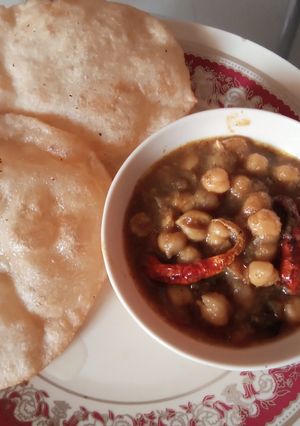 છોલે પૂરી (Chhole Poori Recipe In Gujarati) રેસીપી મુખ્ય ફોટો
