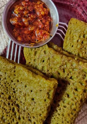 ओल्या लसणाचे आयते😋 (olya lasnyache aayte recipe in marathi) रेसिपी चे मुख्य फोटो