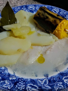 Una foto de MERLUZA Hervida con Papa y Plátano🍌maduro...!😉