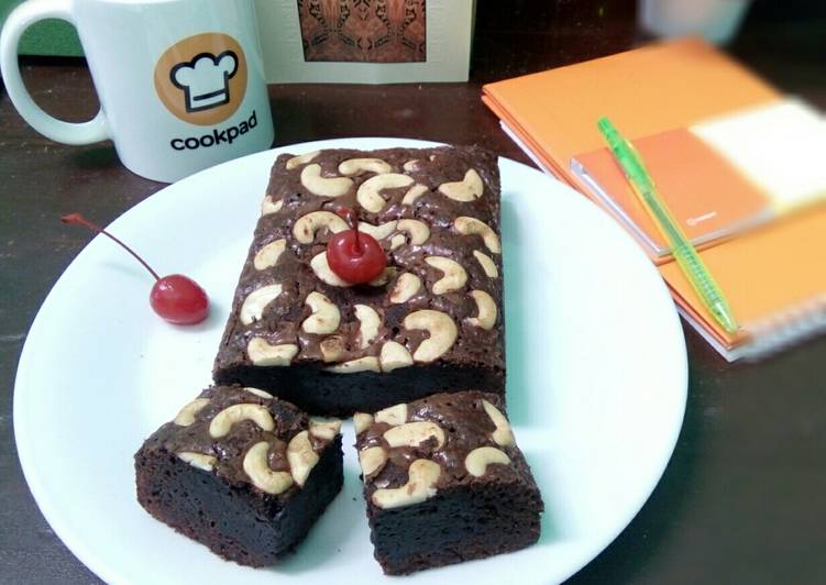 Langkah Mudah untuk Membuat Fudgy Shiny Crust Brownie Anti Gagal