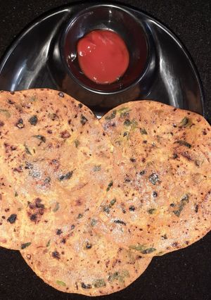 લસણ મેથી વાળા થેપલા(Lasan Methi Vala Thepla Recipe In Gujarati) રેસીપી મુખ્ય ફોટો