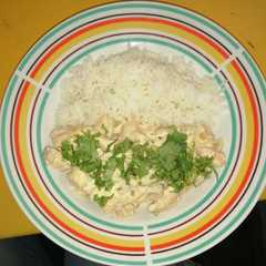 A picture of Pollo y Champiñones a la crema con pimienta.