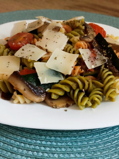 Una foto de Hélices vegetales con calabacín y champiñones