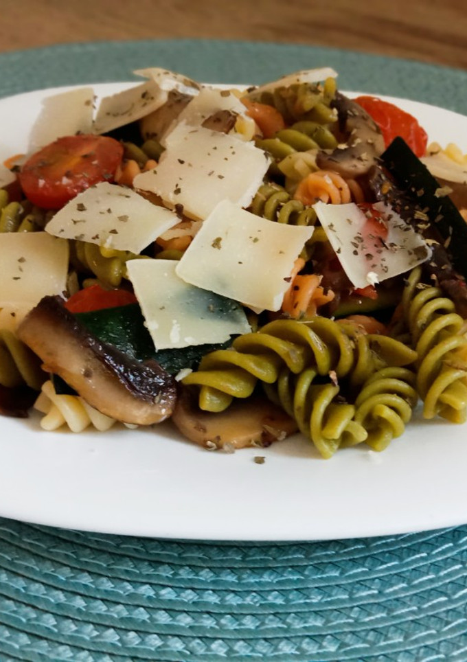 Una foto de Hélices vegetales con calabacín y champiñones