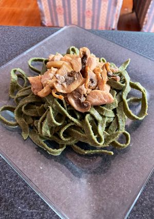 Una foto de Pasta fresca integral de espinaca, con pollo ajo champiñones