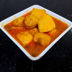 A picture of Aaloo kofta gravy.