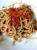 Spaghetti with Tomatoes, Pesto, and Bacon